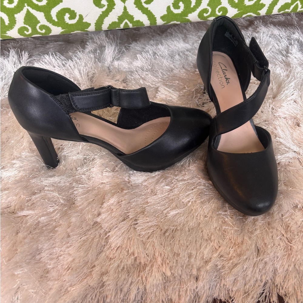 Clarks Women's Black Strappy Shoes - Picture 2 of 5